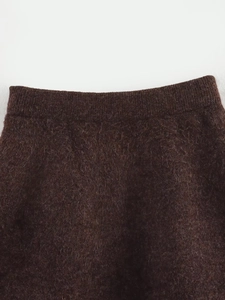 Détail de la taille élastique d'une jupe en maille pelucheuse avec une texture très douce