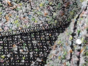 Gros plan du tissu en tweed multicolore avec paillettes et détails de couture overlock