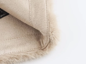 Détail des coutures en daim beige et fausse fourrure sur cette veste courte d'automne