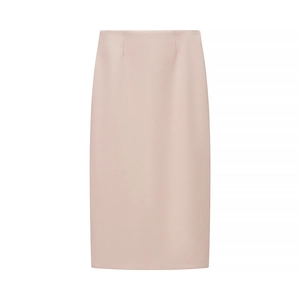Détail des pinces à la taille et de la jupe crayon midi structurée de couleur rose nu