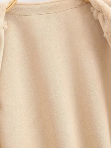 Détail du col en fausse fourrure et texture daim sur le gilet sans manches beige