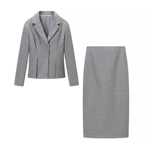 Gros plan sur la texture du tissu en laine grise et le design élégant du tailleur