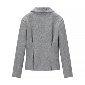 Vue arrière du blazer en laine grise avec pinces de taille structurelles et col à revers