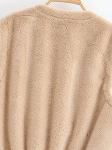 Gros plan sur la texture de la fourrure synthétique du gilet sans manches kaki à col rond