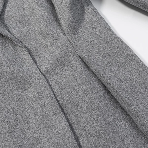 Gros plan sur la texture du tissu en laine grise d'un ensemble veste et jupe