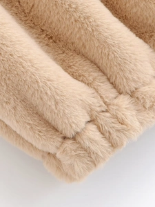 Vue détaillée de la texture de fausse fourrure douce sur une veste de luxe sans manches