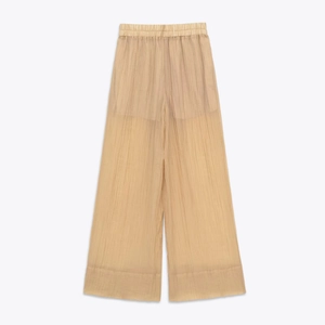 Détail du pantalon plissé doré champagne à jambes larges avec taille élastique et texture