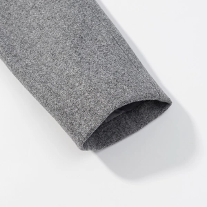 Vue macro détaillée de la manche de costume en laine grise et de la doublure de qualité