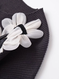Detailansicht der Organza-Blütenapplikation auf dem anthrazitgrauen Rippstrickgewebe
