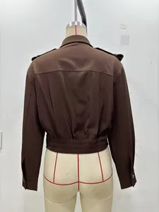 Vue arrière de la veste courte marron foncé avec épaulettes et taille élastique froncée