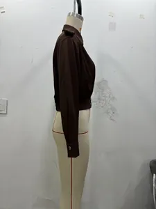 Détail de profil d'une chemise marron foncé à manches longues avec pattes d'épaule