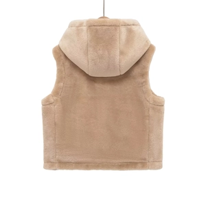 Détail de gilet à capuche en fausse fourrure, texture douce et polaire beige premium