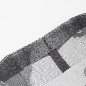 Détail de la taille en laine grise avec fermeture éclair invisible et couture matelassée