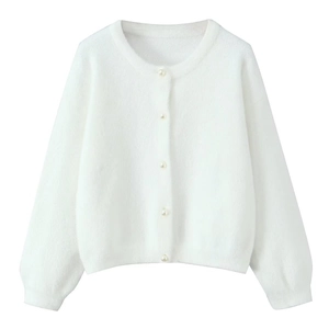 Détail du cardigan blanc en maille effet vison avec fermeture élégante à boutons perlés