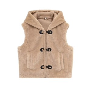 Détail de gilet à capuche en fausse fourrure avec attaches en cuir noir et boucles métal