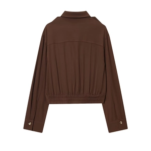 Détail arrière d'une veste courte marron café avec taille élastique et texture plissée