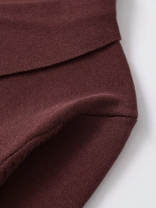 Dettaglio ravvicinato della trama in maglia bordeaux scuro e cuciture di alta qualità