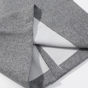 Détail du tissu chiné gris avec doublure en mesh blanc et coutures plates de précision