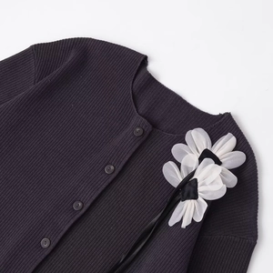 Damen Strickpullover mit Blumen-Applikationen und vertikaler Rippenstruktur in Dunkelgrau