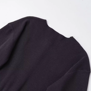 Damen-Strickpullover in Schwarz mit Rippenmuster und modischem Wellensaum am Ausschnitt