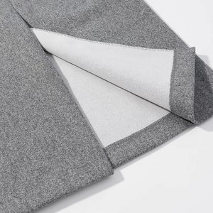Détail macro du tissu gris texturé avec doublure en mesh blanc et coutures précises