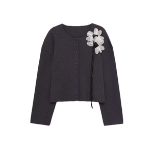 Dunkelgraue Strickjacke mit Rundhalsausschnitt, 3D-Blumen und schwarzen Bändern