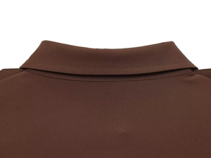 Détail d'un chemisier marron foncé avec col classique et texture de tissu croisé