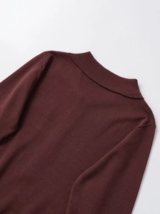 Dettaglio della trama in maglia bordeaux scuro con colletto a polo e ricamo fine