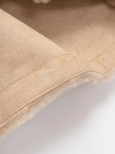Vue macro détaillée du tissu suédine doux et de la doublure en polaire chaude