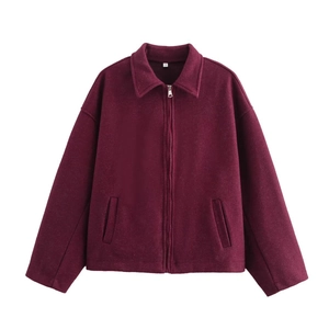 Dettaglio della giacca di lana bordeaux con zip in metallo e texture del tessuto