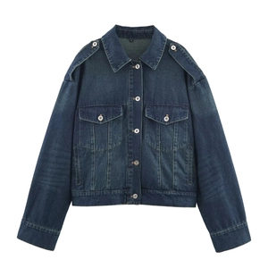 Detalle de chaqueta vaquera azul oscuro con charreteras y botones metálicos clásicos