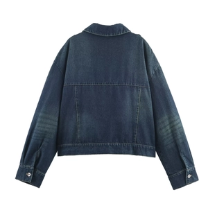 Vista detallada de la espalda de una chaqueta vaquera azul oscuro con textura lavada