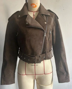 Detalle de chaqueta biker de antelina marrón con cremallera, solapas y cinturón ajustable