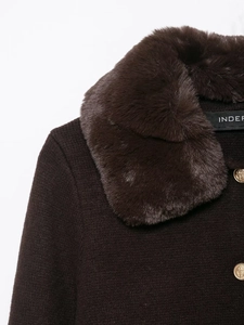 Dettaglio del tessuto a maglia marrone con collo in eco-pelliccia e bottoni dorati