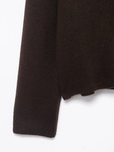 Dettaglio della trama a maglia fine e dei polsini di questo cardigan marrone caffè con pelliccia