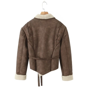 Dettaglio dell'allacciatura posteriore su una giacca scamosciata marrone con shearling bianco