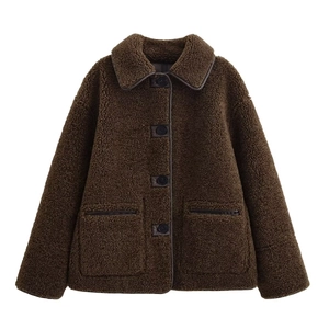 Vue détaillée du manteau teddy marron avec texture en fausse fourrure et passepoil en cuir