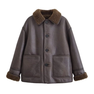 Détail de la veste d'hiver marron en peau lainée avec col fourrure et grandes poches
