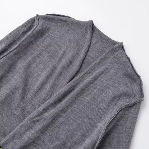 Gilet in maglia grigia da donna con scollo a V, cuciture a vista e cintura