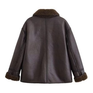 Détail du dos d'une veste d'hiver marron foncé avec bordure en laine et couture centrale