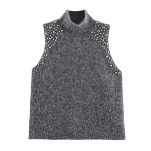 Detailansicht des dunkelgrauen ärmellosen Strickoberteils mit eleganten Strassverzierungen