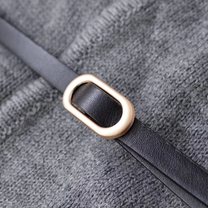 Giacca da donna in maglia grigia con scollo a V, vestibilità slim e sottile cintura nera