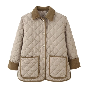Détail de la veste matelassée avec col en velours côtelé et grandes poches avant