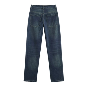 Vista posterior plana de vaqueros denim azul oscuro con lavado y costuras en bolsillos
