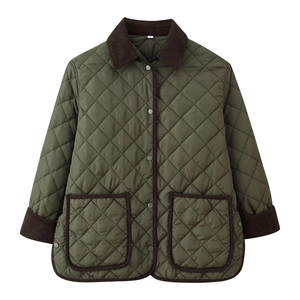 Détail d'une veste matelassée olive avec col en velours côtelé marron et poches plaquées