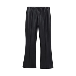 Vue détaillée du pantalon évasé en similicuir noir à taille haute et couture avant