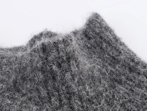 Nahaufnahme von grauem Mohair-Gewebe mit weicher und flauschiger Textur für Damen