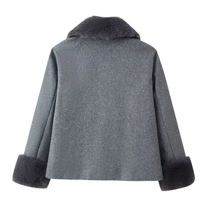 Vue arrière détaillée d'une veste en laine gris foncé avec col et poignets en fourrure