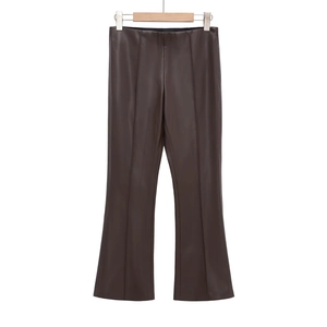 Détail du pantalon en cuir PU marron foncé avec coutures centrales et bas évasé