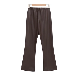 Détail du pantalon en similicuir marron foncé avec taille haute élastique sur cintre